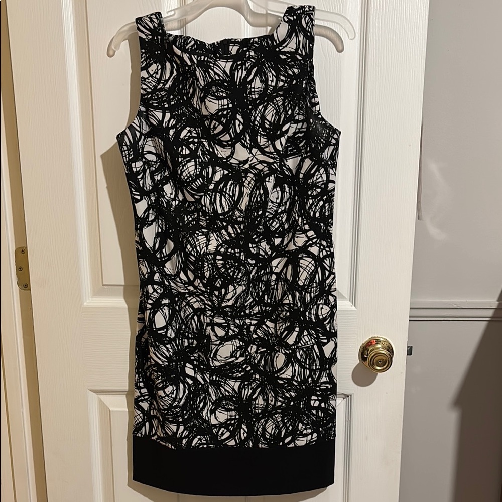 Elegant Black and White Sleeveless Dress, Size 10